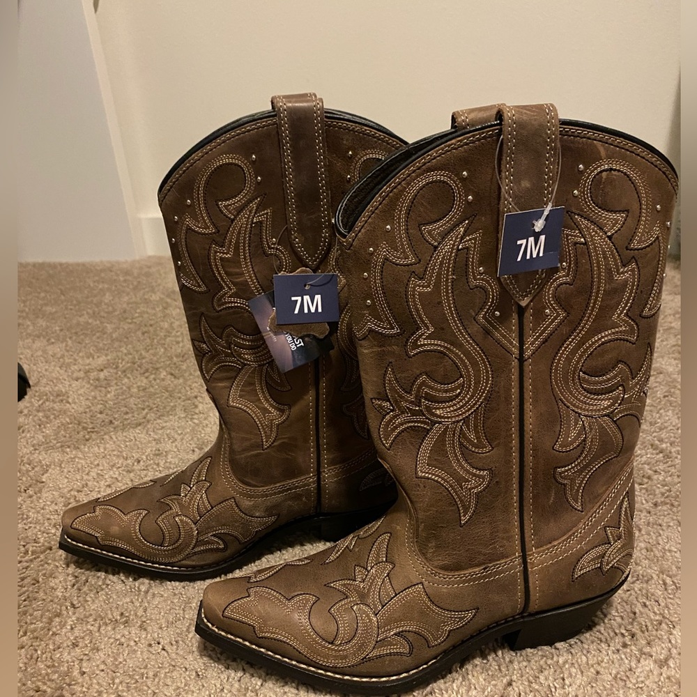 Women’s cowgirl boots: Size 7